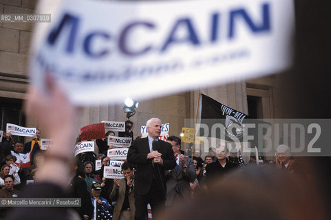 New York, 2000. Republican candidate for President of the United States John McCain and his wife Cindy Hensley McCain during an election rally on Wall Street / Il candidato del Partito Repubblicano alla Presidenza degli Stati Uniti John McCain e sua moglie Cindy Hensley McCain durante un comizio a Wall Street per la campagna elettorale - ©Marcello Mencarini/Rosebud2