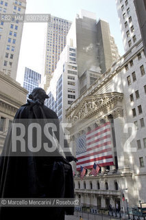 Monument to George Washington in front of the New York Stock Exchange decorated with a large American flag (2008) / Statua di george Washington davanti alla borsa di New York decorata con una grande bandiera americana (2008) - ©Marcello Mencarini/Rosebud2