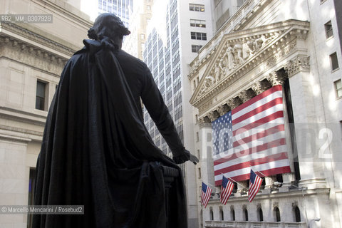 The New York Stock Exchange decorated with a large American flag (2008) / La borsa di New York decorata con una grande bandiera americana (2008) - ©Marcello Mencarini/Rosebud2