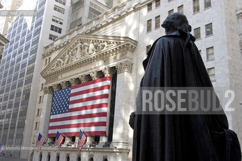 Monument to George Washington in front of the New York Stock Exchange decorated with a large American flag (2008) / Statua di george Washington davanti alla borsa di New York decorata con una grande bandiera americana (2008) - ©Marcello Mencarini/Rosebud2