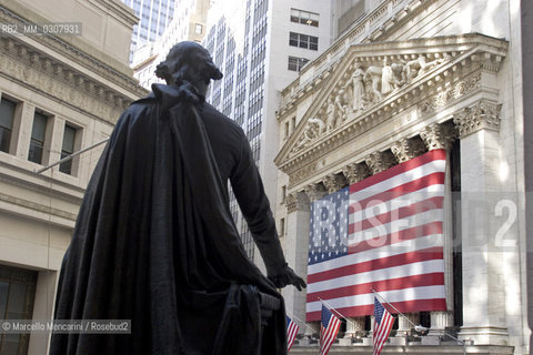 Monument to George Washington in front of the New York Stock Exchange decorated with a large American flag (2008) / Statua di george Washington davanti alla borsa di New York decorata con una grande bandiera americana (2008) - ©Marcello Mencarini/Rosebud2