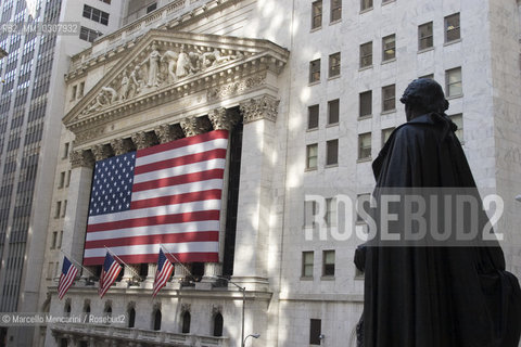 Monument to George Washington in front of the New York Stock Exchange decorated with a large American flag (2008) / Statua di george Washington davanti alla borsa di New York decorata con una grande bandiera americana (2008) - ©Marcello Mencarini/Rosebud2