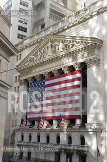 The New York Stock Exchange decorated with a large American flag (2008) / La borsa di New York decorata con una grande bandiera americana (2008) - ©Marcello Mencarini/Rosebud2