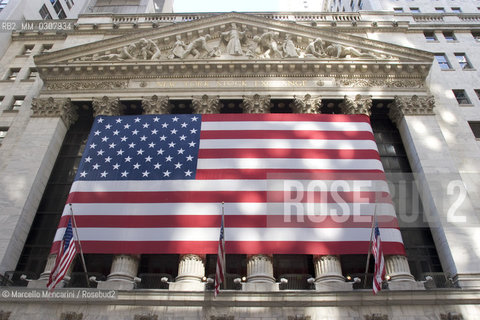 The New York Stock Exchange decorated with a large American flag (2008) / La borsa di New York decorata con una grande bandiera americana (2008) - ©Marcello Mencarini/Rosebud2