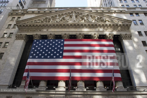 The New York Stock Exchange decorated with a large American flag (2008) / La borsa di New York decorata con una grande bandiera americana (2008) - ©Marcello Mencarini/Rosebud2
