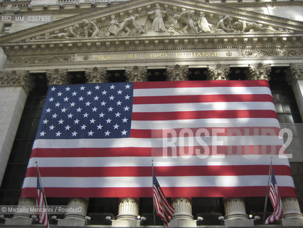 The New York Stock Exchange decorated with a large American flag (2008) / La borsa di New York decorata con una grande bandiera americana (2008) - ©Marcello Mencarini/Rosebud2