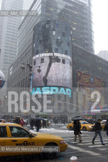 New York City, February 2008. Snow in Times Square, in front of the NASDAQ Market Site / New York, febbraio 2008. Neve a Times Square, di fronte al NASDAQ - ©Marcello Mencarini/Rosebud2