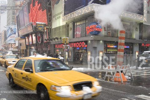 New York City, February 2008. Snow in Times Square / New York, febbraio 2008. Neve a Times Square - ©Marcello Mencarini/Rosebud2