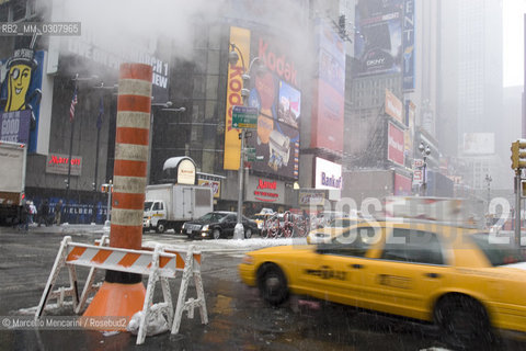 New York City, February 2008. Snow in Times Square / New York, febbraio 2008. Neve a Times Square - ©Marcello Mencarini/Rosebud2