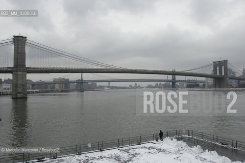 New York, February 2008. The Brooklyn Bridge (also known as the East River Bridge) seen from Seaport / Il ponte di Brooklin (o East River Bridge) visto da Seaport - ©Marcello Mencarini/Rosebud2