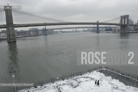 New York, February 2008. The Brooklyn Bridge (also known as the East River Bridge) seen from Seaport / Il ponte di Brooklin (o East River Bridge) visto da Seaport - ©Marcello Mencarini/Rosebud2