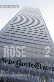 New York City, 2008. The New York Times Building by Renzo Piano. It is a skyscraper on the west side of Midtown Manhattan that was completed in 2007. Its chief tenant is The New York Times Company, publisher of the The New York Times, The Boston Globe, the International Herald Tribune, as well as other regional papers. The tower was designed by Renzo Piano Building Workshop and FXFOWLE Architects, with Gensler providing interior design / New York, 2008. Il New York Times Building progettato da Renzo Piano. E un grattacielo sul lato ovest di Midtown Manhattan, ultimato nel 2007, proprietà della New York Times Company, che è la società editrice del New York Times, dellInternational Herald Tribune, del Boston Globe e di altri giornali regionali. E stato progettato dagli studi Renzo Piano e FXFOWLE, con Gensler per il design degli interni - ©Marcello Mencarini/Rosebud2