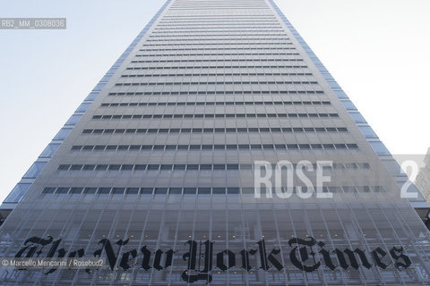 New York City, 2008. The New York Times Building by Renzo Piano. It is a skyscraper on the west side of Midtown Manhattan that was completed in 2007. Its chief tenant is The New York Times Company, publisher of the The New York Times, The Boston Globe, the International Herald Tribune, as well as other regional papers. The tower was designed by Renzo Piano Building Workshop and FXFOWLE Architects, with Gensler providing interior design / New York, 2008. Il New York Times Building progettato da Renzo Piano. E un grattacielo sul lato ovest di Midtown Manhattan, ultimato nel 2007, proprietà della New York Times Company, che è la società editrice del New York Times, dellInternational Herald Tribune, del Boston Globe e di altri giornali regionali. E stato progettato dagli studi Renzo Piano e FXFOWLE, con Gensler per il design degli interni - ©Marcello Mencarini/Rosebud2