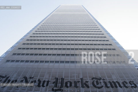 New York City, 2008. The New York Times Building by Renzo Piano. It is a skyscraper on the west side of Midtown Manhattan that was completed in 2007. Its chief tenant is The New York Times Company, publisher of the The New York Times, The Boston Globe, the International Herald Tribune, as well as other regional papers. The tower was designed by Renzo Piano Building Workshop and FXFOWLE Architects, with Gensler providing interior design / New York, 2008. Il New York Times Building progettato da Renzo Piano. E un grattacielo sul lato ovest di Midtown Manhattan, ultimato nel 2007, proprietà della New York Times Company, che è la società editrice del New York Times, dellInternational Herald Tribune, del Boston Globe e di altri giornali regionali. E stato progettato dagli studi Renzo Piano e FXFOWLE, con Gensler per il design degli interni - ©Marcello Mencarini/Rosebud2