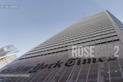 New York City, 2008. The New York Times Building by Renzo Piano. It is a skyscraper on the west side of Midtown Manhattan that was completed in 2007. Its chief tenant is The New York Times Company, publisher of the The New York Times, The Boston Globe, the International Herald Tribune, as well as other regional papers. The tower was designed by Renzo Piano Building Workshop and FXFOWLE Architects, with Gensler providing interior design / New York, 2008. Il New York Times Building progettato da Renzo Piano. E un grattacielo sul lato ovest di Midtown Manhattan, ultimato nel 2007, proprietà della New York Times Company, che è la società editrice del New York Times, dellInternational Herald Tribune, del Boston Globe e di altri giornali regionali. E stato progettato dagli studi Renzo Piano e FXFOWLE, con Gensler per il design degli interni - ©Marcello Mencarini/Rosebud2