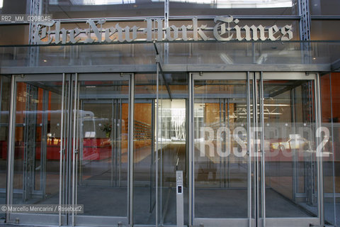 New York City, 2008. Entrance to the New York Times Building by Renzo Piano. It is a skyscraper on the west side of Midtown Manhattan that was completed in 2007. Its chief tenant is The New York Times Company, publisher of the The New York Times, The Boston Globe, the International Herald Tribune, as well as other regional papers. The tower was designed by Renzo Piano Building Workshop and FXFOWLE Architects, with Gensler providing interior design / New York, 2008. Ingresso del New York Times Building progettato da Renzo Piano. E un grattacielo sul lato ovest di Midtown Manhattan, ultimato nel 2007, proprietà della New York Times Company, che è la società editrice del New York Times, dellInternational Herald Tribune, del Boston Globe e di altri giornali regionali. E stato progettato dagli studi Renzo Piano e FXFOWLE, con Gensler per il design degli interni - ©Marcello Mencarini/Rosebud2
