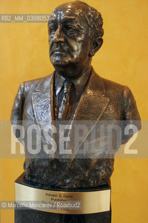 Statue of Adolph Simon Ochs (b. March 12, 1858–April 8, 1935) in the lobby of the New York Times Building designed by architect Renzo Piano. Adolph S. Ochs was an American newspaper publisher and former owner of The New York Times and of The Chattanooga Times (now the Chattanooga Times Free Press) / Statua di Simon Ochs (n. 12 marzo 1858 - m. 8 aprile 1935) nella hall del New York Building progettato da Renzo Piano. Adolph S. Ochs è stato un editore americano proprietario del New York Times e del Chattanooga Times (ora Chattanooga Times Free Press) - ©Marcello Mencarini/Rosebud2