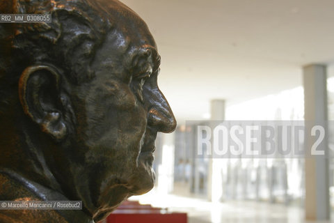 Statue of Adolph Simon Ochs (b. March 12, 1858–April 8, 1935) in the lobby of the New York Times Building designed by architect Renzo Piano. Adolph S. Ochs was an American newspaper publisher and former owner of The New York Times and of The Chattanooga Times (now the Chattanooga Times Free Press) / Statua di Simon Ochs (n. 12 marzo 1858 - m. 8 aprile 1935) nella hall del New York Building progettato da Renzo Piano. Adolph S. Ochs è stato un editore americano proprietario del New York Times e del Chattanooga Times (ora Chattanooga Times Free Press) - ©Marcello Mencarini/Rosebud2