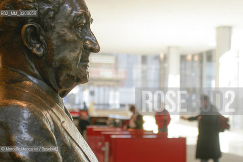 Statue of Adolph Simon Ochs (b. March 12, 1858–April 8, 1935) in the lobby of the New York Times Building designed by architect Renzo Piano. Adolph S. Ochs was an American newspaper publisher and former owner of The New York Times and of The Chattanooga Times (now the Chattanooga Times Free Press) / Statua di Simon Ochs (n. 12 marzo 1858 - m. 8 aprile 1935) nella hall del New York Building progettato da Renzo Piano. Adolph S. Ochs è stato un editore americano proprietario del New York Times e del Chattanooga Times (ora Chattanooga Times Free Press) - ©Marcello Mencarini/Rosebud2