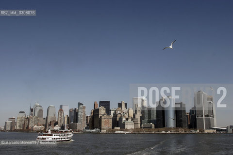 New York, 2008. Lower Manhattan skyline view from the ferry to Liberty Island (2008) / New York, 2008. Skyline di Lower Manhattan dal battello verso Liberty Island - ©Marcello Mencarini/Rosebud2