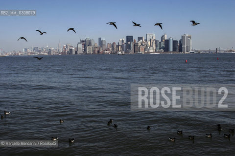 New York, 2008. Lower Manhattan skyline view from the ferry to Liberty Island (2008) / New York, 2008. Skyline di Lower Manhattan dal battello verso Liberty Island - ©Marcello Mencarini/Rosebud2