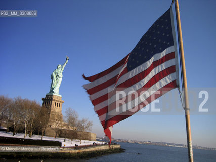 New York City, 2008. Statue of Liberty and American Flag / New York, 2008. Statua della Libertà e bandiera americana - ©Marcello Mencarini/Rosebud2
