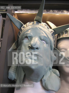 New York City, 2008. Statue of liberty mask / New York, 2008. Maschera da Statua della libertà - ©Marcello Mencarini/Rosebud2