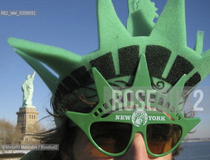 New York City, 2008. Statue of liberty mask / New York, 2008. Maschera da Statua della libertà - ©Marcello Mencarini/Rosebud2