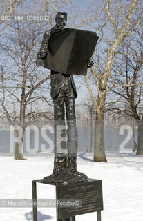 New York City, 2008. The five founders of the Statue of Liberty: 1- Bronze sculpture of Joseph Pulitzer by Phillip Ratner on Liberty Island. Joseph Pulitzer, was a Hungarian-American publisher best known for posthumously establishing the Pulitzer Prizes and for originating yellow journalism. In 1883 he became owner and editor of the New York World and immediately undertook to popularize the campaign for funds to construct the pedestal for the Statue of Liberty / New York, 2008. I cinque artefici della Statua della Libertà: 1- Scultura in bronzo di Joseph Pulitzer opera di Phillip Ratner a Liberty Island. Joseph Pulitzer - giornalista, proprietario ed editore del New York World, meglio noto per il premio omonimo e per aver inventato il cosiddetto giornalismo giallo - nel 1883 lanciò attraverso il suo giornale una campagna per raccogliere fondi per costruire il piedistallo della Statua della Libertà - ©Marcello Mencarini/Rosebud2