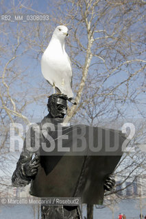 New York City, 2008. The five founders of the Statue of Liberty: 1- Bronze sculpture of Joseph Pulitzer by Phillip Ratner on Liberty Island. Joseph Pulitzer, was a Hungarian-American publisher best known for posthumously establishing the Pulitzer Prizes and for originating yellow journalism. In 1883 he became owner and editor of the New York World and immediately undertook to popularize the campaign for funds to construct the pedestal for the Statue of Liberty / New York, 2008. I cinque artefici della Statua della Libertà: 1- Scultura in bronzo di Joseph Pulitzer opera di Phillip Ratner a Liberty Island. Joseph Pulitzer - giornalista, proprietario ed editore del New York World, meglio noto per il premio omonimo e per aver inventato il cosiddetto giornalismo giallo - nel 1883 lanciò attraverso il suo giornale una campagna per raccogliere fondi per costruire il piedistallo della Statua della Libertà - ©Marcello Mencarini/Rosebud2