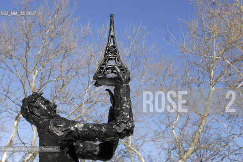 New York City, 2008. The five founders of the Statue of Liberty: 2- Bronze sculpture of Alexandre Gustave Eiffel by Phillip Ratner on Liberty Island. Alexandre Gustave Eiffel designed the wrought-iron skeleton for the inside of the Statue of Liberty. He also supervised its raising / New York, 2008. I cinque artefici della Statua della Libertà: 2 - Statua di Alexandre Gustave Eiffel opera di Phillip Ratner a Liberty Island. L architetto Alexandre Gustave Eiffel, progettò il supporto interno e le intelaiature della Statua della Libertà - ©Marcello Mencarini/Rosebud2