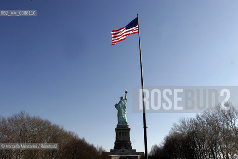 New York City, Liberty Island, 2008. Statue of Liberty and american flag / New York, Liberty Island, 2008. Statua della Libertà e bandiera americana - ©Marcello Mencarini/Rosebud2