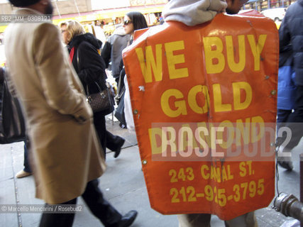 New York City, 2008. Sandwich man showing the advertising of a Gold and diamond buyer in Canal Street / New York, 2008. Uomo sandwich che mostra la pubblicità di un compro oro in Canal Street - ©Marcello Mencarini/Rosebud2