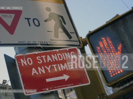 New York City, 2008. Traffic signals and traffic lights at Canal Street / New York, 2008. Segnali stradali e semaforo pedonale - ©Marcello Mencarini/Rosebud2