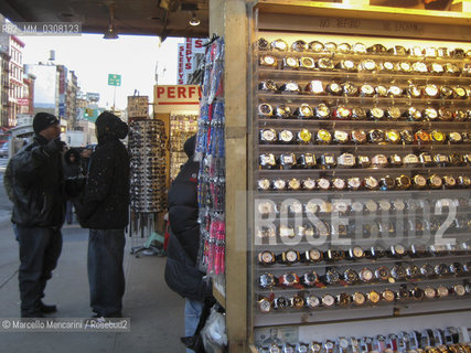 New York City, 2008. Shops at Canal Street. Many stores here sell fake merchandise, in particular imitations of brand watches like Rolex / Canal Street. Molti negozi di Canal Street vendono merce falsa e in particolare imitazioni di orologi di marca. tra i più richiesti, i Rolex ©Marcello Mencarini/Rosebud2