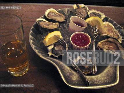 New York, 2008. Grand Central Oyster Bar and Restaurant at Grand Central Terminal: plate of seafood / New York, 2008. Il ristorante e bar Grand Central Oyster Bar nella Stazione Centrale (Grand Central Terminal): piatto di frutti di mare - ©Marcello Mencarini/Rosebud2