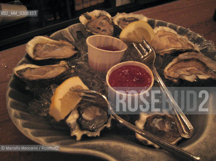 New York, 2008. Grand Central Oyster Bar and Restaurant at Grand Central Terminal: plate of seafood / New York, 2008. Il ristorante e bar Grand Central Oyster Bar nella Stazione Centrale (Grand Central Terminal): piatto di frutti di mare - ©Marcello Mencarini/Rosebud2