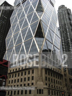 New York, 2008. Hearst Tower, designed by the architect Norman Foster, constructed by Turner construction and located at 300 West 57th Street on Eighth Avenue. It is the world headquarters of the Hearst Corporation, bringing together for the first time their numerous publications and communications companies under one roof, including Cosmopolitan, Good Housekeeping and the San Francisco Chronicle / New York, 2008. La Hearst Tower progettata dalla Foster and Partners. E la sede mondiale della Hearst Corporation e riunisce sotto lo stesso tetto le sue numerose pubblicazioni, tra le quali Cosmopolitan, Good Housekeeping e il San Francisco Chronicle - ©Marcello Mencarini/Rosebud2