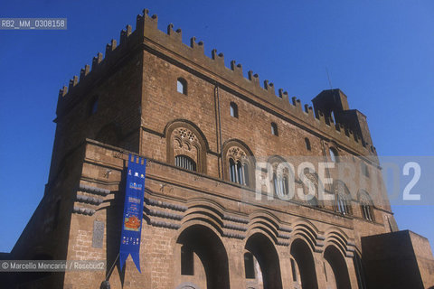 ORVIETO, OCT 1999: Exhibition of the enogastronomic organization Slow Food at Palazzo del Popolo / ORVIETO, ottobre 1999: Manifestazione dellassociazione enogastronomica Slow Food nel Palazzo del Popolo - ©Marcello Mencarini/Rosebud2