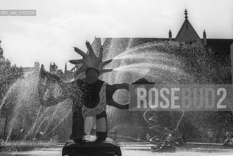 Paris, 1989. The Stravinsky Fountain, created by Jean Tinguely and Niki de Saint Phalle in 1983, between the Centre Pompidou and the Church of Saint-Merri (Beaubourg area) / Parigi, 1989. La fontana Stravinsky realizzata nel 1983 da Jean Tinguely e Niki de Saint Phalle fra il Centro Pompidou e la chiesa di Saint-Merri (Beaubourg) - ©Marcello Mencarini/Rosebud2