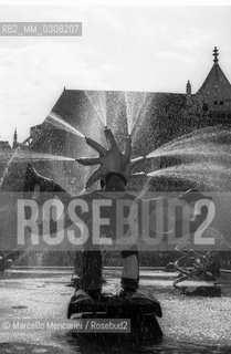 Paris, 1989. The Stravinsky Fountain, created by Jean Tinguely and Niki de Saint Phalle in 1983, between the Centre Pompidou and the Church of Saint-Merri (Beaubourg area) / Parigi, 1989. La fontana Stravinsky realizzata nel 1983 da Jean Tinguely e Niki de Saint Phalle fra il Centro Pompidou e la chiesa di Saint-Merri (Beaubourg) - ©Marcello Mencarini/Rosebud2