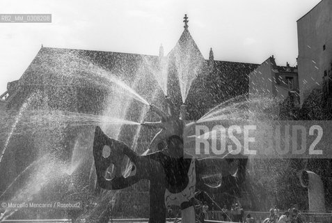 Paris, 1989. The Stravinsky Fountain, created by Jean Tinguely and Niki de Saint Phalle in 1983, between the Centre Pompidou and the Church of Saint-Merri (Beaubourg area) / Parigi, 1989. La fontana Stravinsky realizzata nel 1983 da Jean Tinguely e Niki de Saint Phalle fra il Centro Pompidou e la chiesa di Saint-Merri (Beaubourg) - ©Marcello Mencarini/Rosebud2