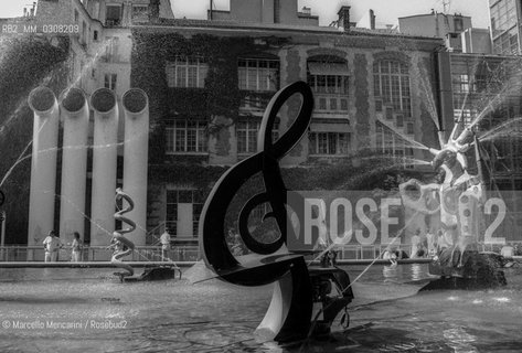Paris, 1989. The Stravinsky Fountain, created by Jean Tinguely and Niki de Saint Phalle in 1983, between the Centre Pompidou and the Church of Saint-Merri (Beaubourg area) / Parigi, 1989. La fontana Stravinsky realizzata nel 1983 da Jean Tinguely e Niki de Saint Phalle fra il Centro Pompidou e la chiesa di Saint-Merri (Beaubourg) - ©Marcello Mencarini/Rosebud2