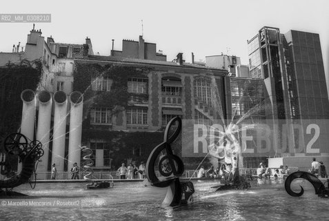 Paris, 1989. The Stravinsky Fountain, created by Jean Tinguely and Niki de Saint Phalle in 1983, between the Centre Pompidou and the Church of Saint-Merri (Beaubourg area) / Parigi, 1989. La fontana Stravinsky realizzata nel 1983 da Jean Tinguely e Niki de Saint Phalle fra il Centro Pompidou e la chiesa di Saint-Merri (Beaubourg) - ©Marcello Mencarini/Rosebud2