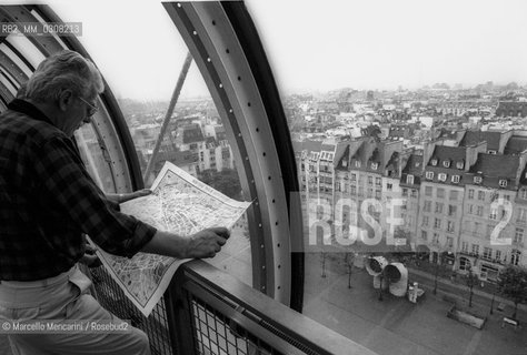 Paris, 1989. The square of the Centre Pompidou viewed from inside the building / Parigi, 1989. Piazza del Centre Pompidou vista dallinterno delledificio - ©Marcello Mencarini/Rosebud2