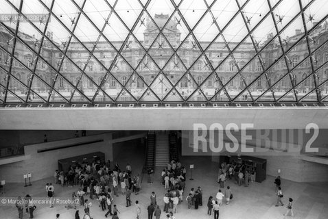 Paris, 1989. Pyramid by architect Ieoh Ming Pei in front of the Louvre Museum / Parigi, 1989. Piramide progettata dallarchitetto Ieoh Ming Pei davanti al Museo del Louvre - ©Marcello Mencarini/Rosebud2