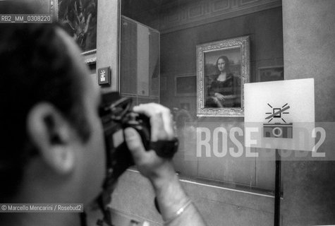 Paris, 1989. The Mona Lisa (La Gioconda or La Joconde) in the Louvre Museum / Parigi, 1989. La Gioconda (o Monna Lisa) al Museo del Louvre - ©Marcello Mencarini/Rosebud2