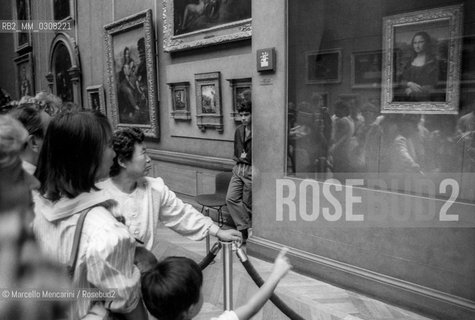 Paris, 1989. The Mona Lisa (La Gioconda or La Joconde) in the Louvre Museum / Parigi, 1989. La Gioconda (o Monna Lisa) al Museo del Louvre - ©Marcello Mencarini/Rosebud2