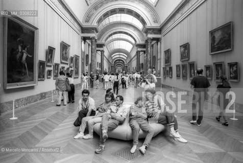 Paris, 1989. Visitors in the Louvre Museum / Parigi, 1989. Pubblico allinterno del museo del Louvre - ©Marcello Mencarini/Rosebud2