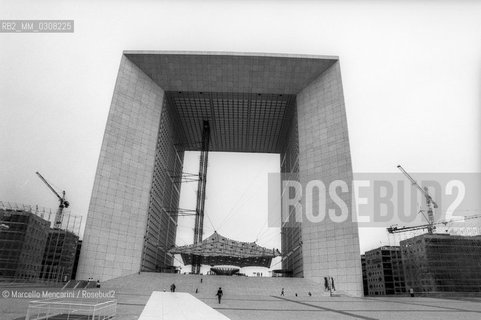 Paris, 1989. Grand Arche de la Défense / Parigi, 1989. Grand Arche de la Défense - ©Marcello Mencarini/Rosebud2